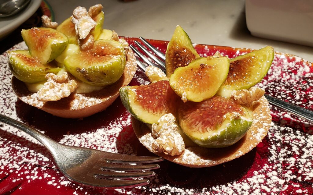 Raw, cut up figs from Italy, with powdered sugar and walnuts.