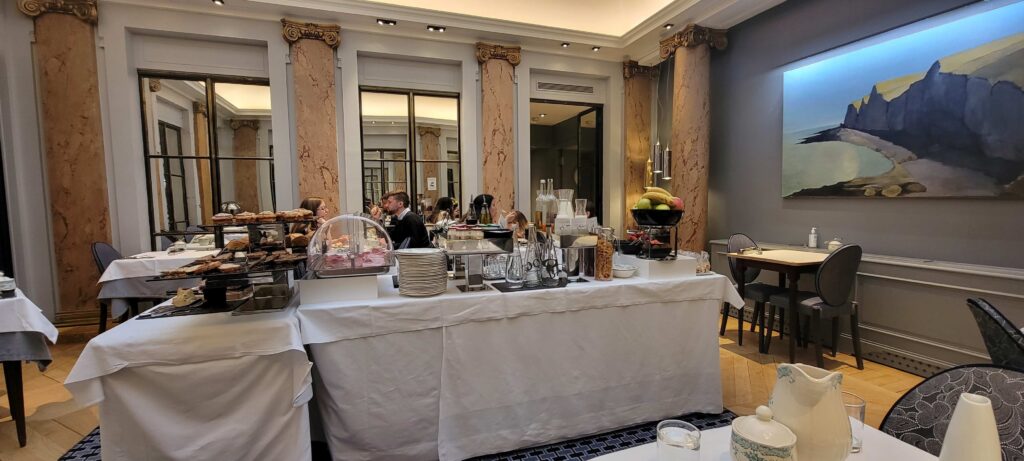 Breakfast room at Hotel Brighton Paris.