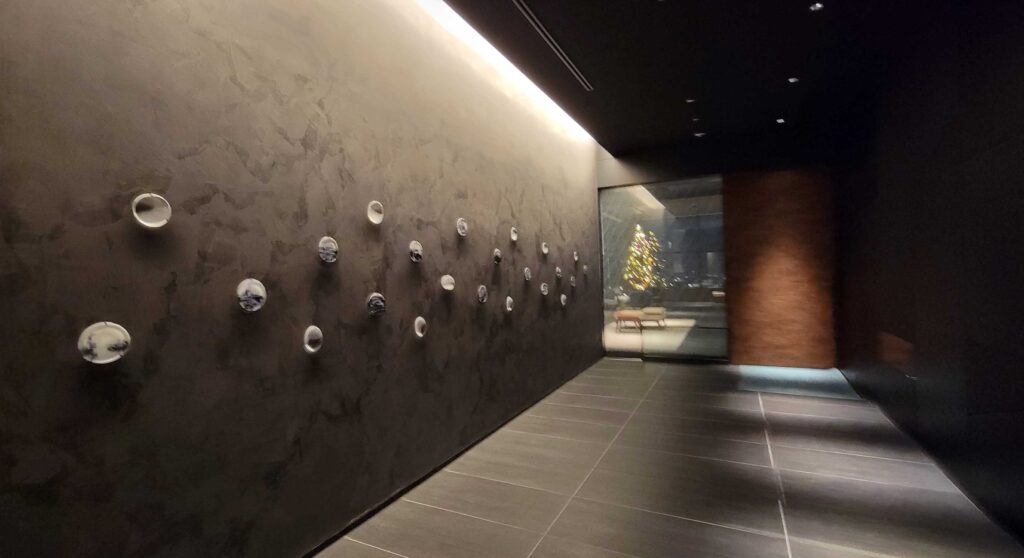 The artistic corridor on the 36th floor leading to the reception and lobby of Mitsui Garden Hotel Toyosu Premier.